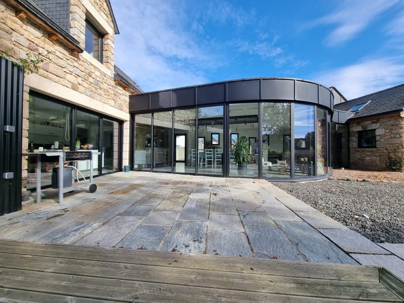 Nos projets d'agrandissement de maison en Côtes-d'Armor sont pensés pour s'intégrer harmonieusement à l'architecture existante de votre habitation, tout en y apportant une touche de modernité audacieuse. 