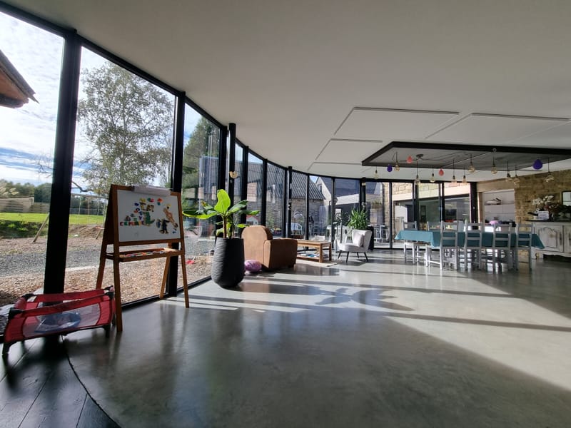 Un intérieur cerclé de lumière naturelle 