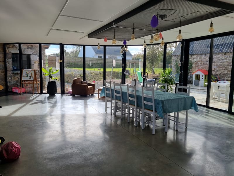 Un intérieur cerclé de lumière naturelle 