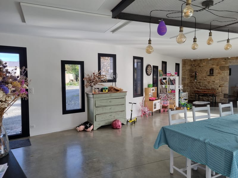 Un intérieur cerclé de lumière naturelle 