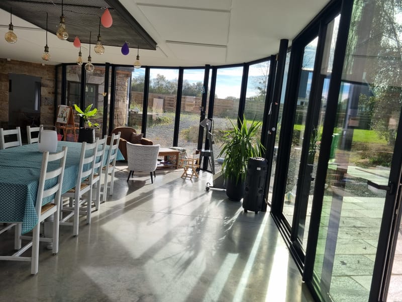 Un intérieur cerclé de lumière naturelle 