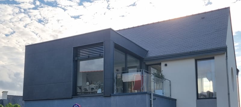 Extension moderne en bord de mer