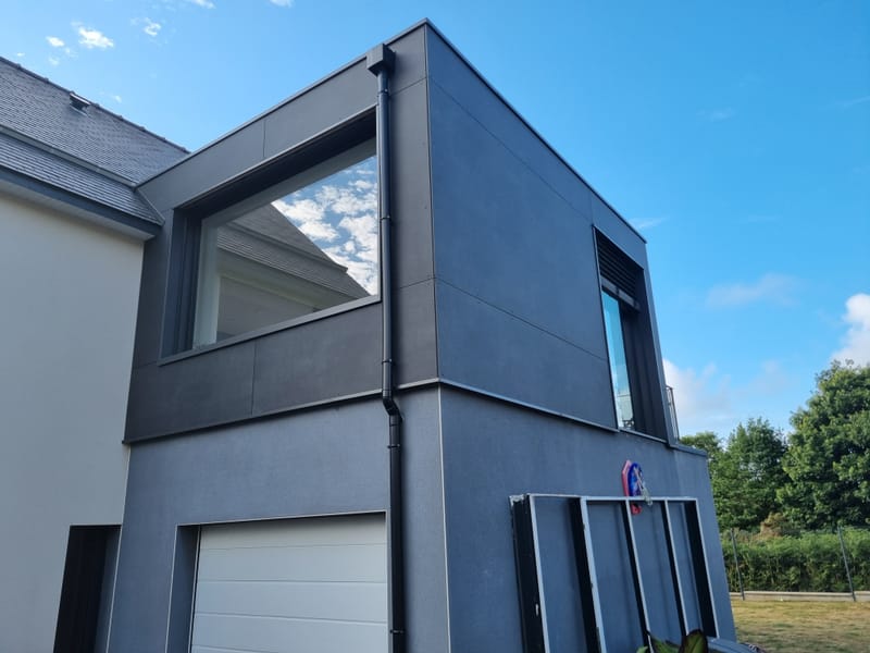 Extension moderne en bord de mer