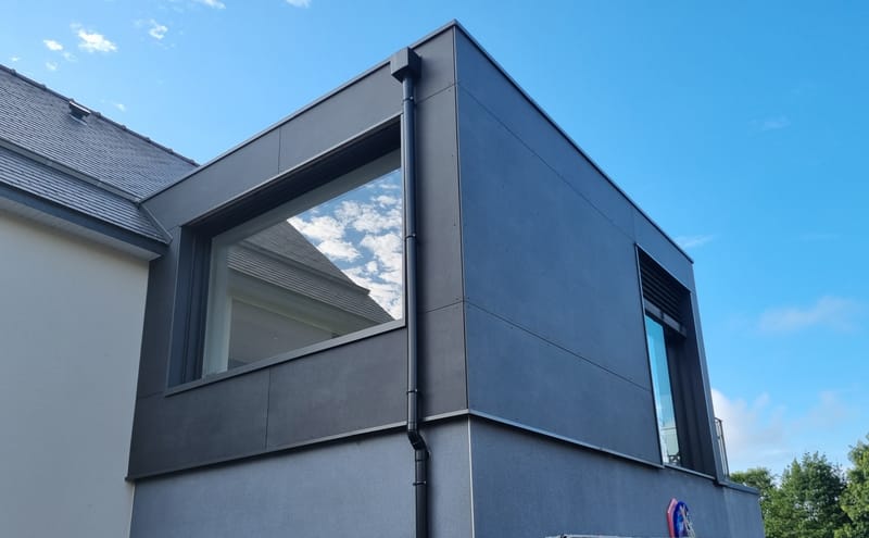 Extension moderne en bord de mer