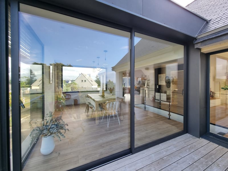 Extension moderne en bord de mer