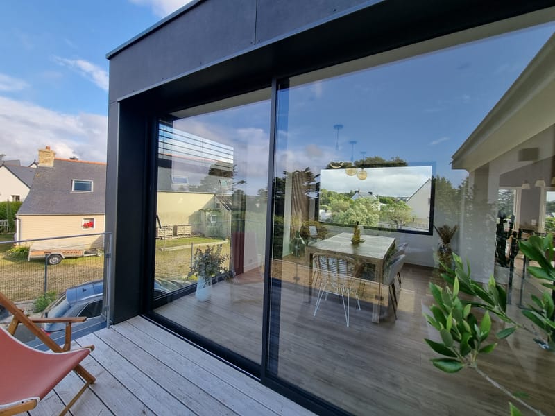 Extension moderne en bord de mer