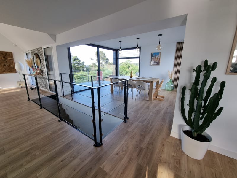 Nous sélectionnons des matériaux de haute qualité, résistants à l'air salin et aux intempéries, garantissant ainsi une durabilité exceptionnelle et une isolation optimale. 