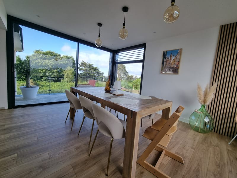 Nous sélectionnons des matériaux de haute qualité, résistants à l'air salin et aux intempéries, garantissant ainsi une durabilité exceptionnelle et une isolation optimale. 