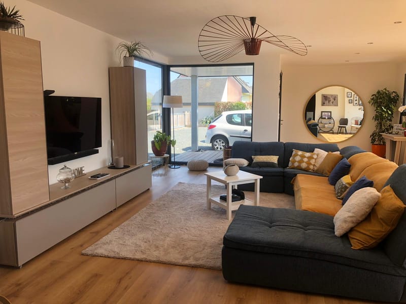 Voyez comme la lumière sublime chaque recoin de cet intérieur.