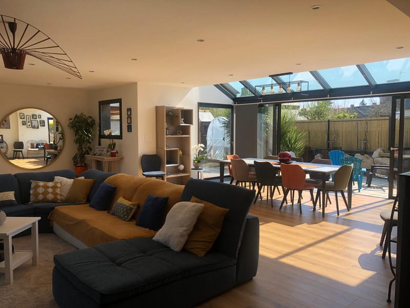 Voyez comme la lumière sublime chaque recoin de cet intérieur.