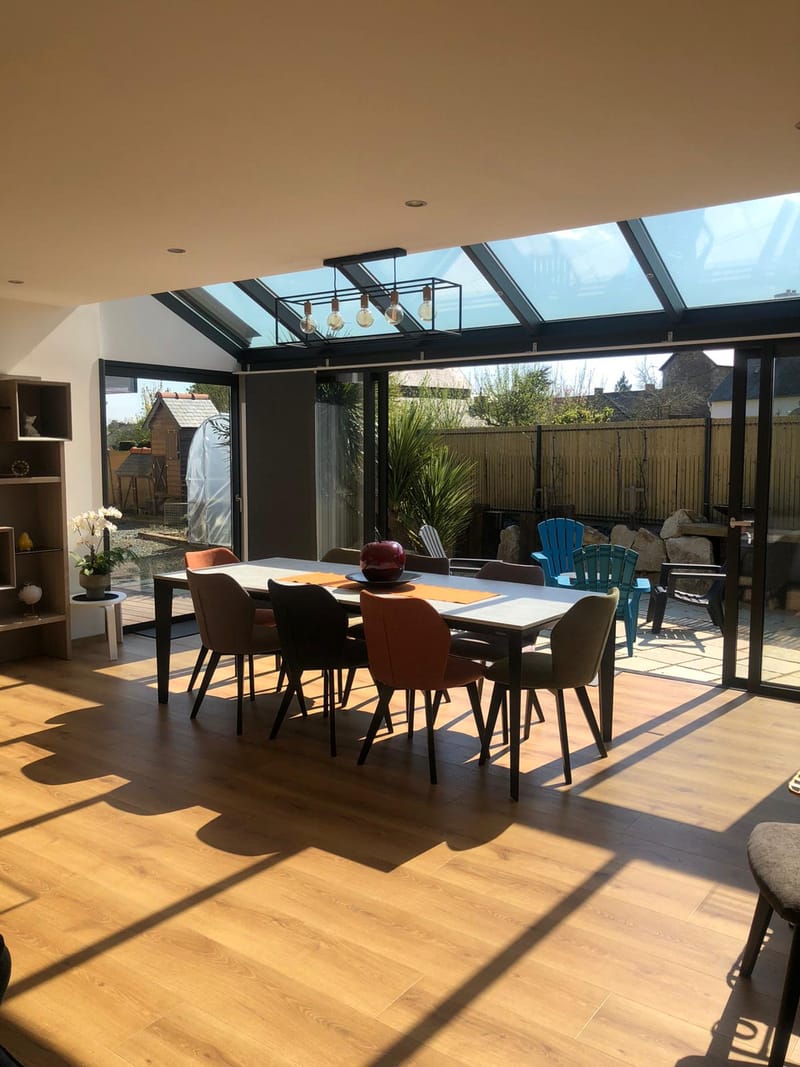 Voyez comme la lumière sublime chaque recoin de cet intérieur.