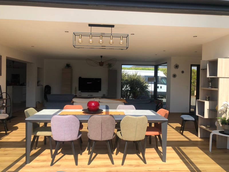 Voyez comme la lumière sublime chaque recoin de cet intérieur.