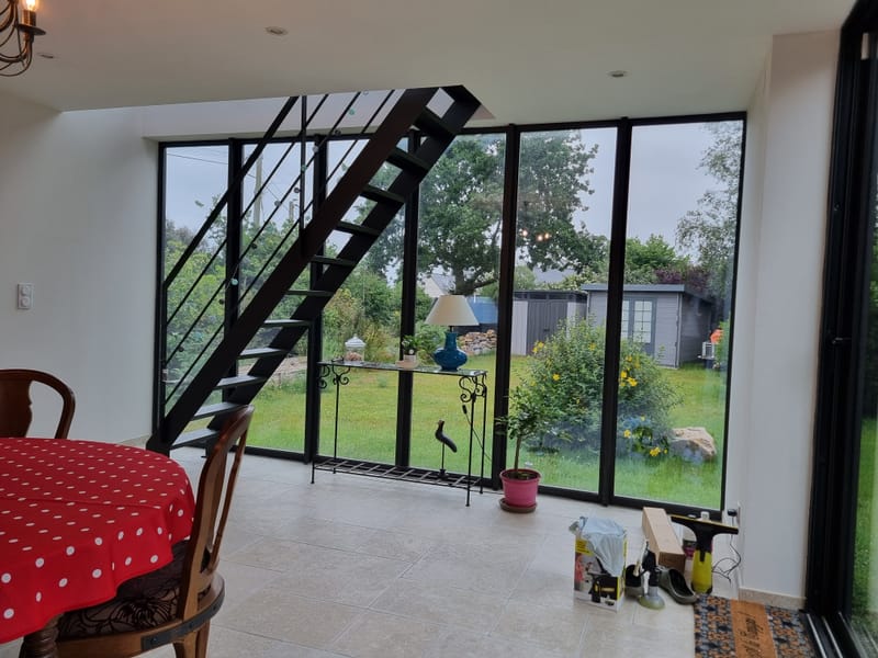 Laissez-vous éblouir par un intérieur inondé de lumière.