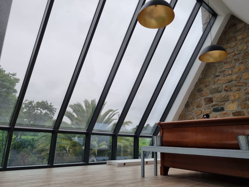 Laissez-vous éblouir par un intérieur inondé de lumière.