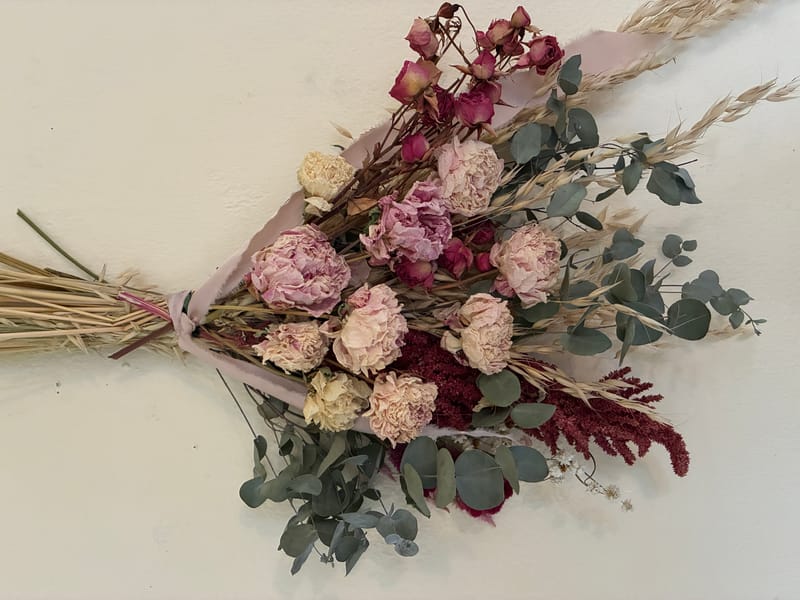 Everlasting Love Bouquets: The Art of Arranging Dried Flowers at Naumes