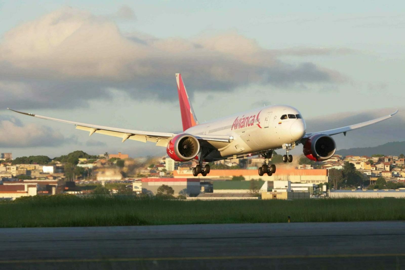 ¿Cómo me puedo comunicar con Avianca?