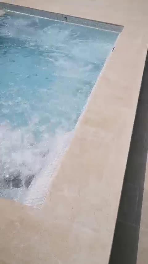 Piscina exterioara si jacuzzi exterior