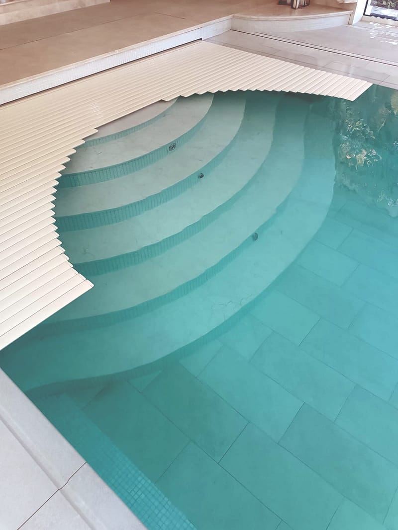 Piscina rezidentiala interioara si jacuzzi