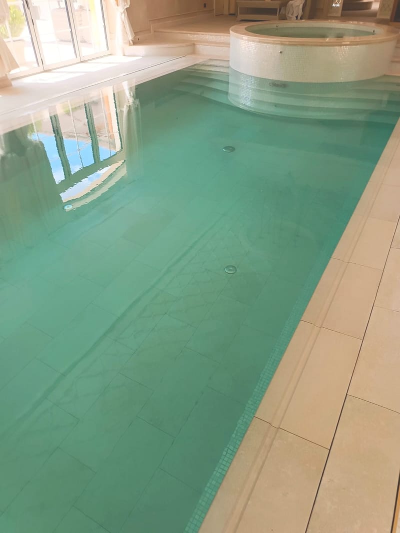 Piscina rezidentiala interioara si jacuzzi
