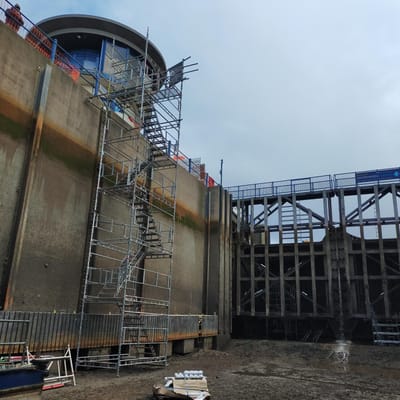 Sea lock closure extended