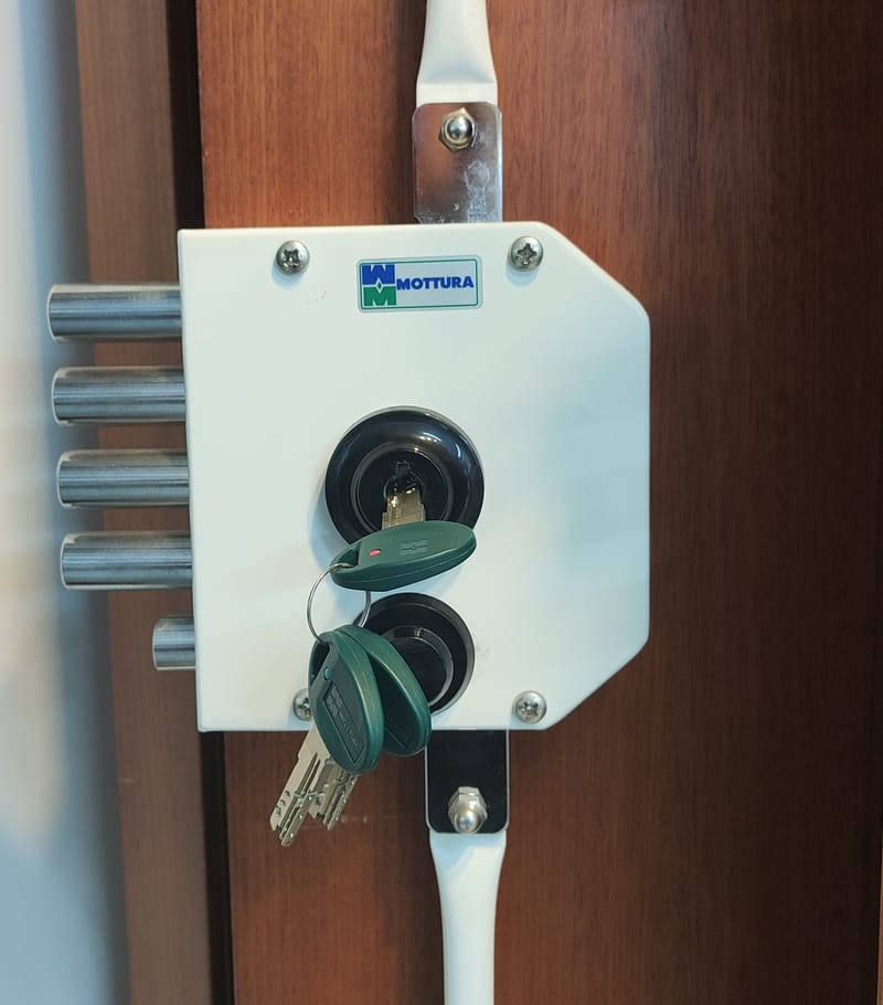 PUERTA CON CERRADURA DE 3 PUNTOS.