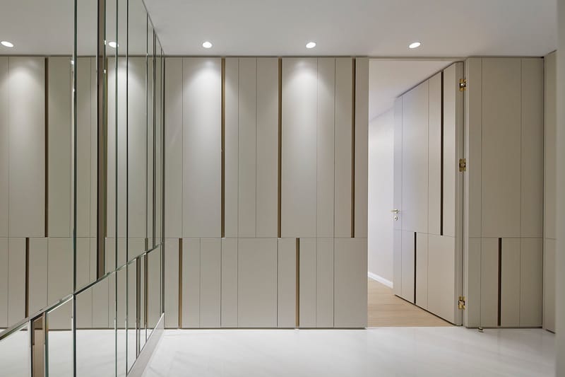 A luxurious classic Wall coverings in combination with brass at home in Jerusalem