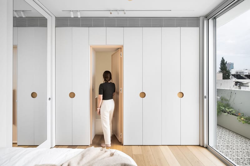 When the door is part of the carpentry: on clean lines and smart solutions