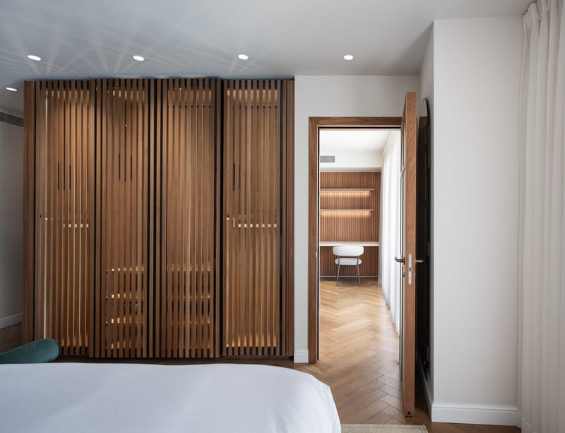Wood, soft lines and precise presence: a carpentry project in Jerusalem