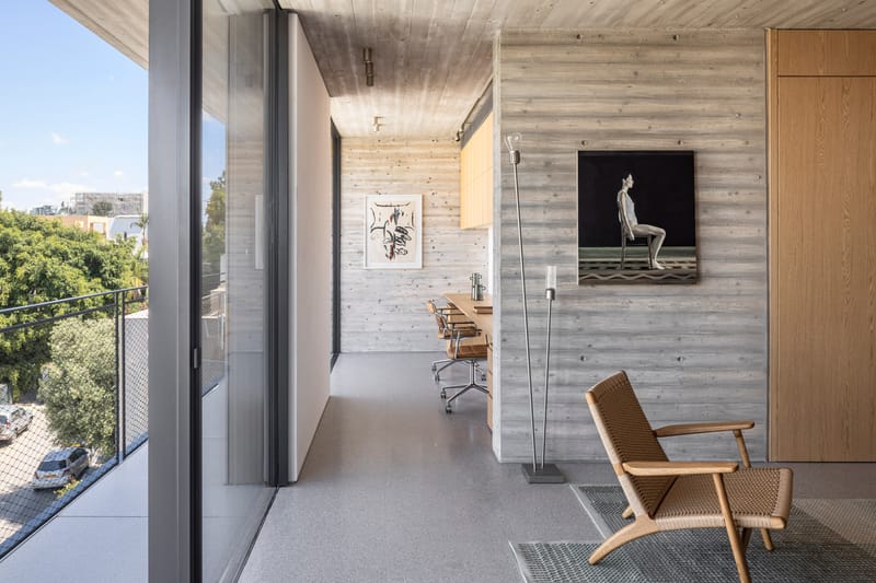 בין חיפוי קיר לפינת עבודה: נגרות בהתאמה אישית לבית פרטי בעיר