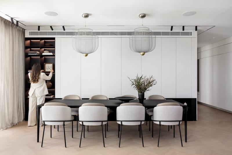 קווים נקיים, טוויסטים מעוגלים, ודיוק עד רמת המילימטר - נגרות שמחברת את כל הבית