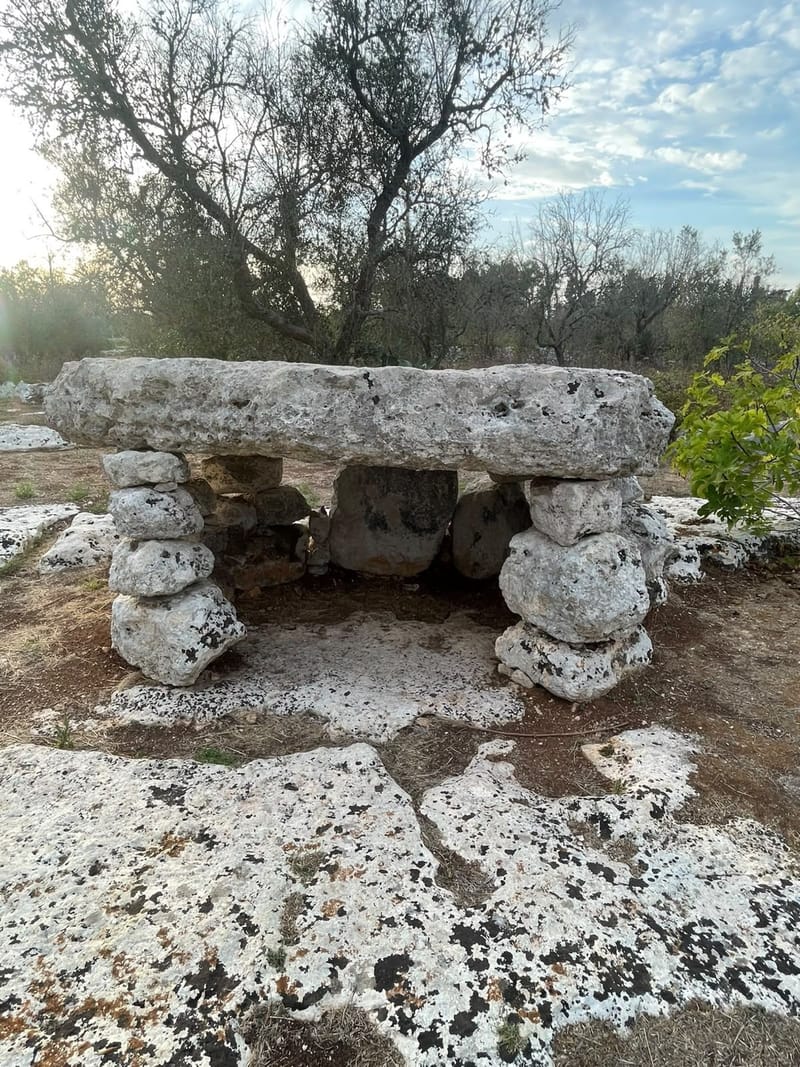Il Dolmen Li Scusi a Minervino di Lecce: la meraviglia del megalito e l'enigma del tempo