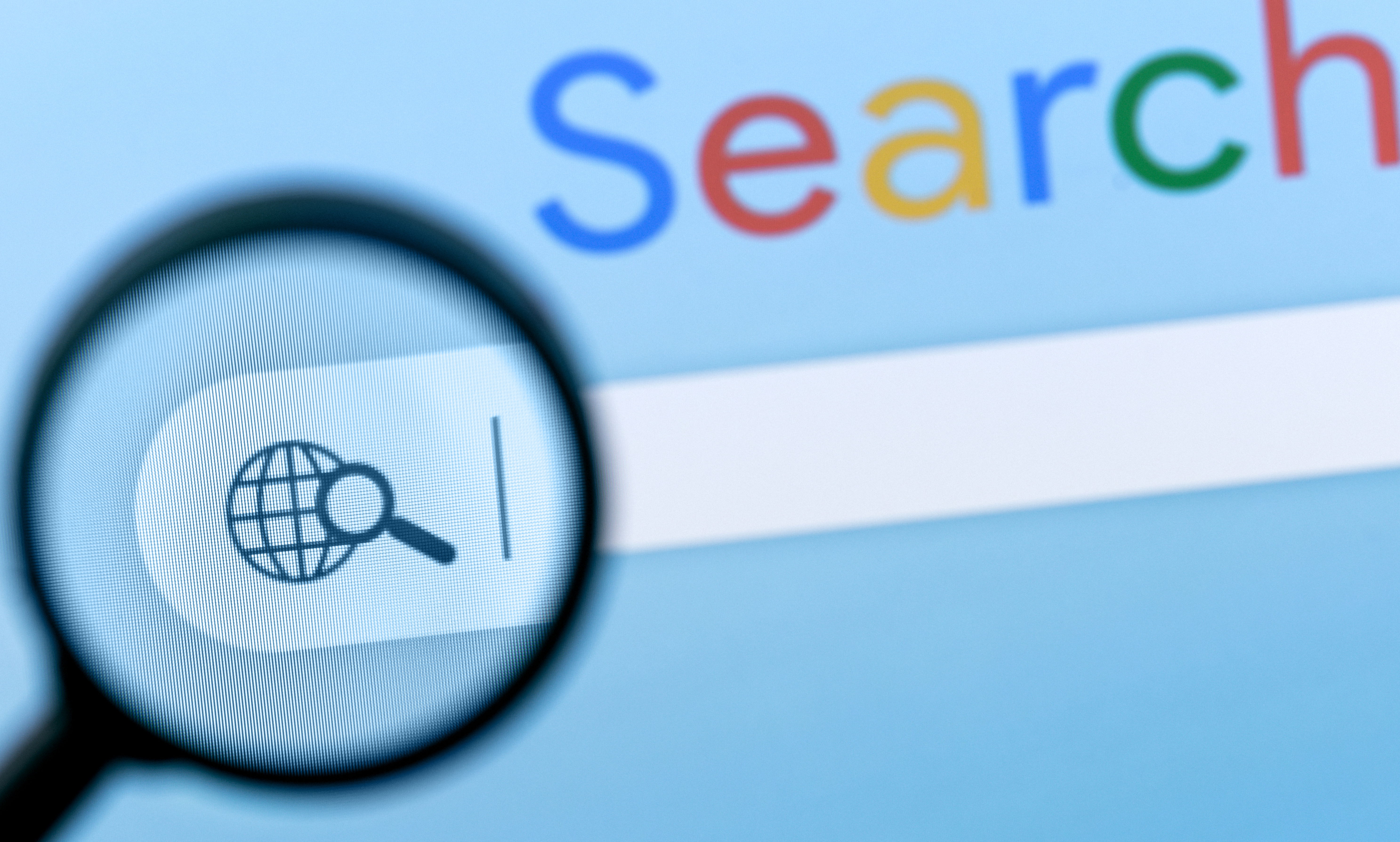 Il 10 luglio 2025 sarà una data da segnare. Una di quelle che, tra qualche anno, ricorderemo come spartiacque: da quel giorno, Instagram inizierà a rendere ricercabili da Google (e potenzialmente anche da altri motori) foto e video pubblici, con tanto di didascalie, tag e – soprattutto – contesto visivo.Sì, hai letto bene. L’era delle immagini “chiuse” dentro una piattaforma si apre a una nuova stagione: quella della visibilità estesa. Le immagini, i reel, i caroselli, gli scatti più iconici (o quotidiani) non vivranno più solo all’interno del social. Saranno rintracciabili su Google da chiunque stia cercando quell’argomento, quell’oggetto, quel volto, quella scena.