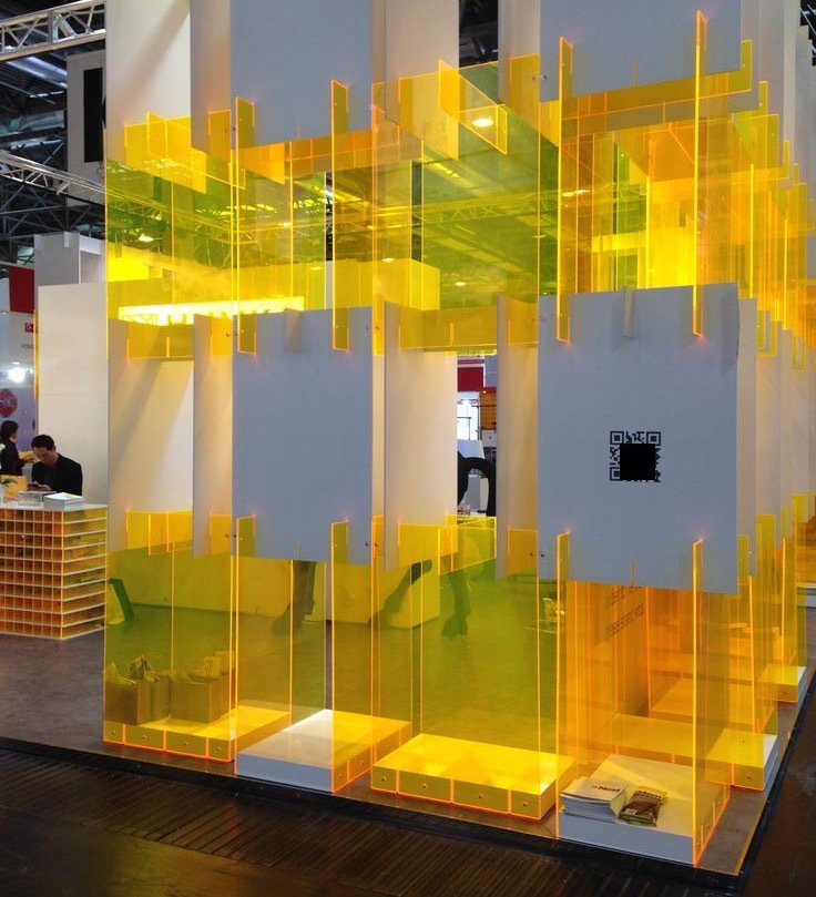 Creating Custom Acrylic Displays for Trade Show Success | Akrylix