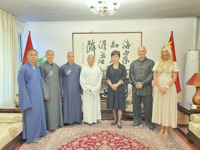 庞春雪大使会见少林文化代表团