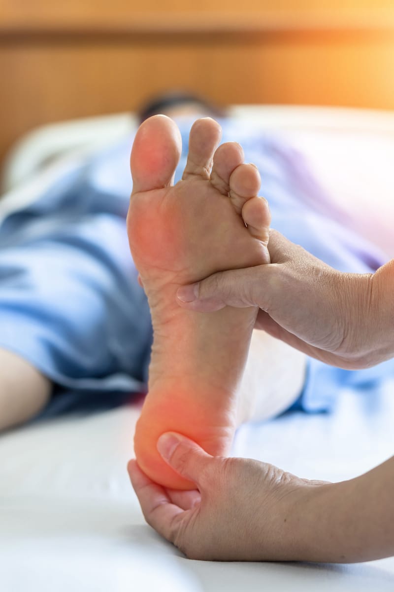 جلسات منزلية لعلاج القدم والكاحل (التواءات مزمنة/آلام الكعب/اللفافة الأخمصية) في الكويت