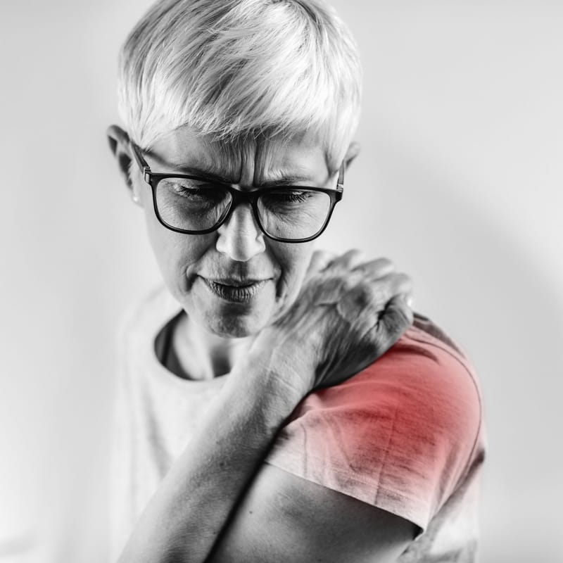 علاج طبيعي منزلي لتيبّس الكتف والكتف المتجمد (Frozen Shoulder) في الكويت