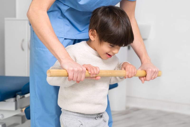 علاج طبيعي منزلي لتأخر المشي وتطور المهارات الحركية عند الأطفال في الكويت