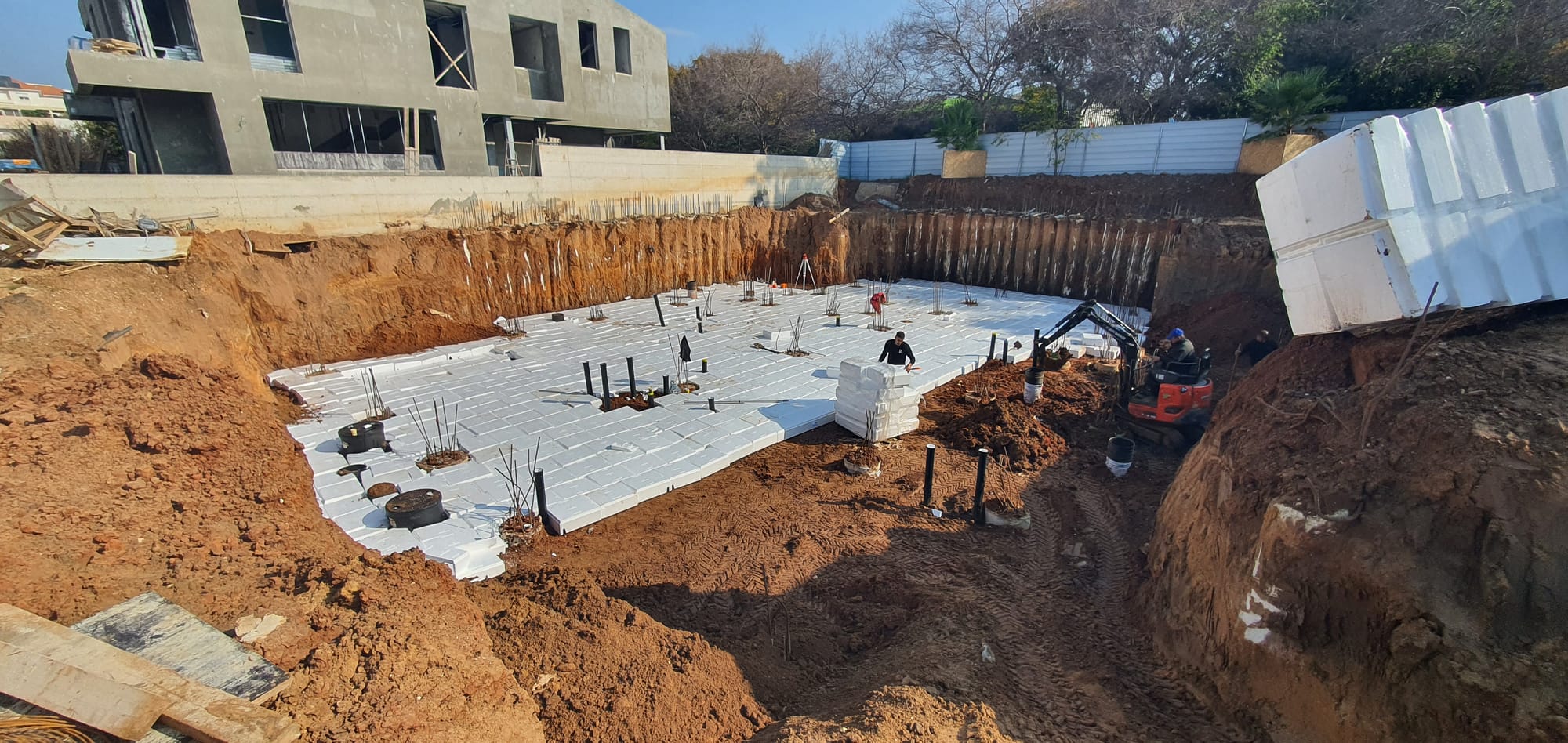 בנית שלד בית דו משפחתי ברעננה