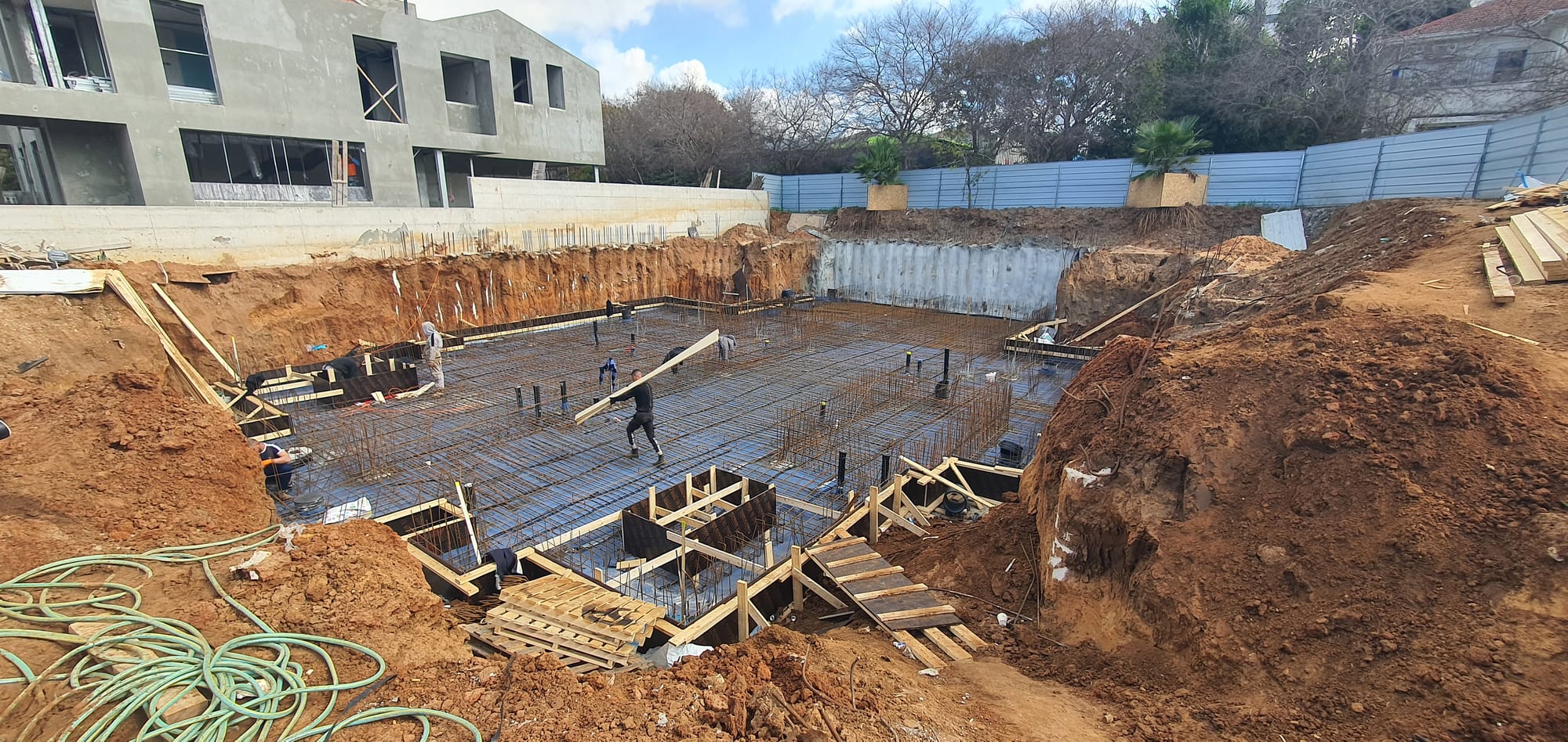 בנית שלד בית דו משפחתי ברעננה