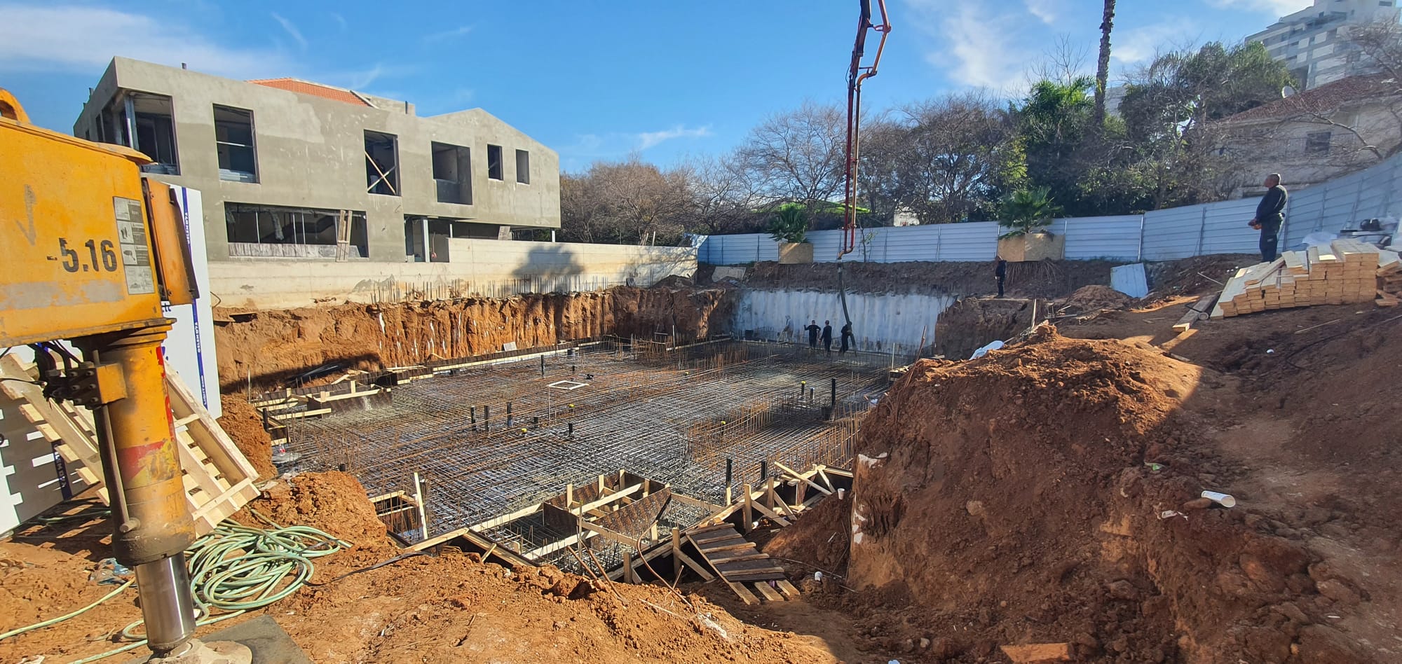 בנית שלד בית דו משפחתי ברעננה