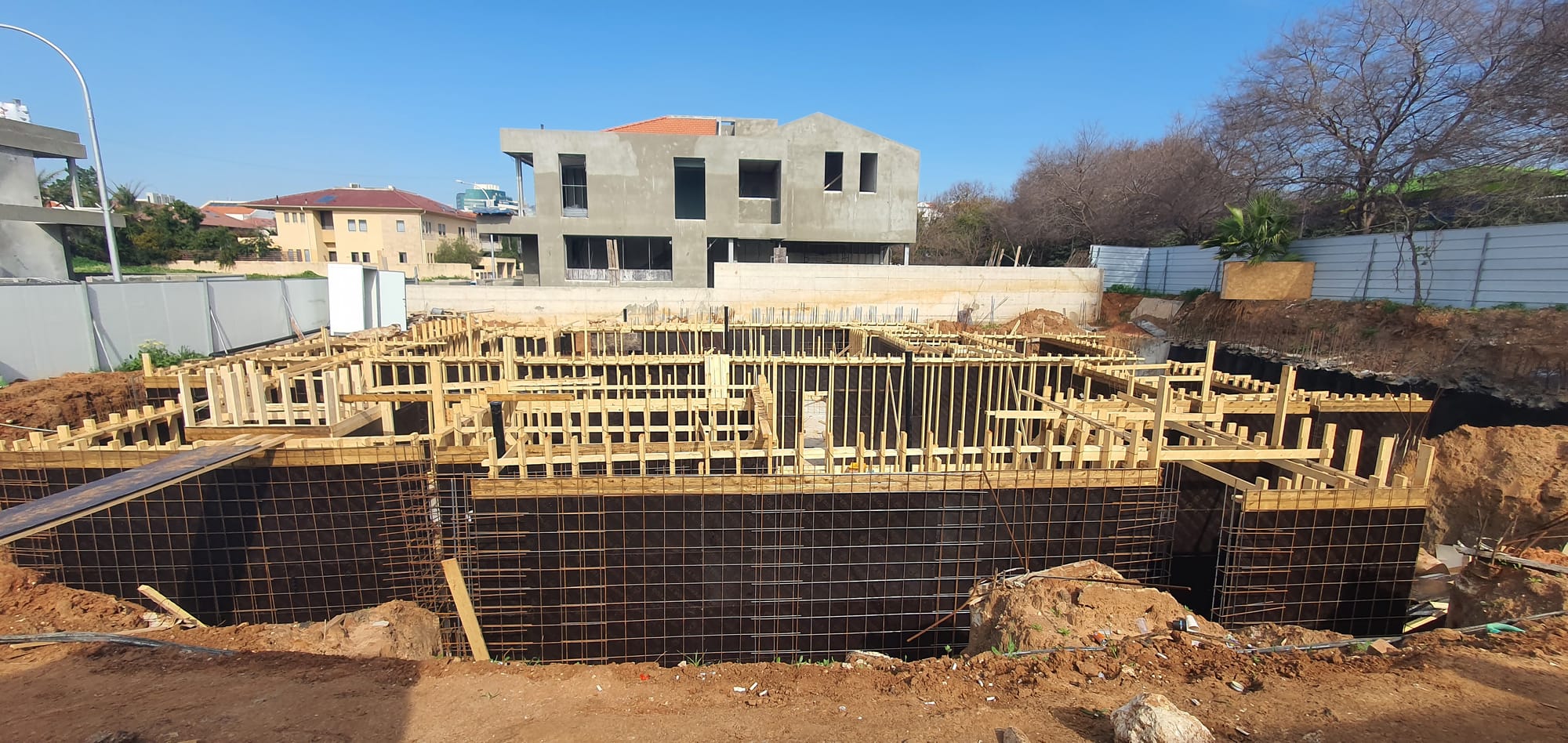 בנית שלד בית דו משפחתי ברעננה