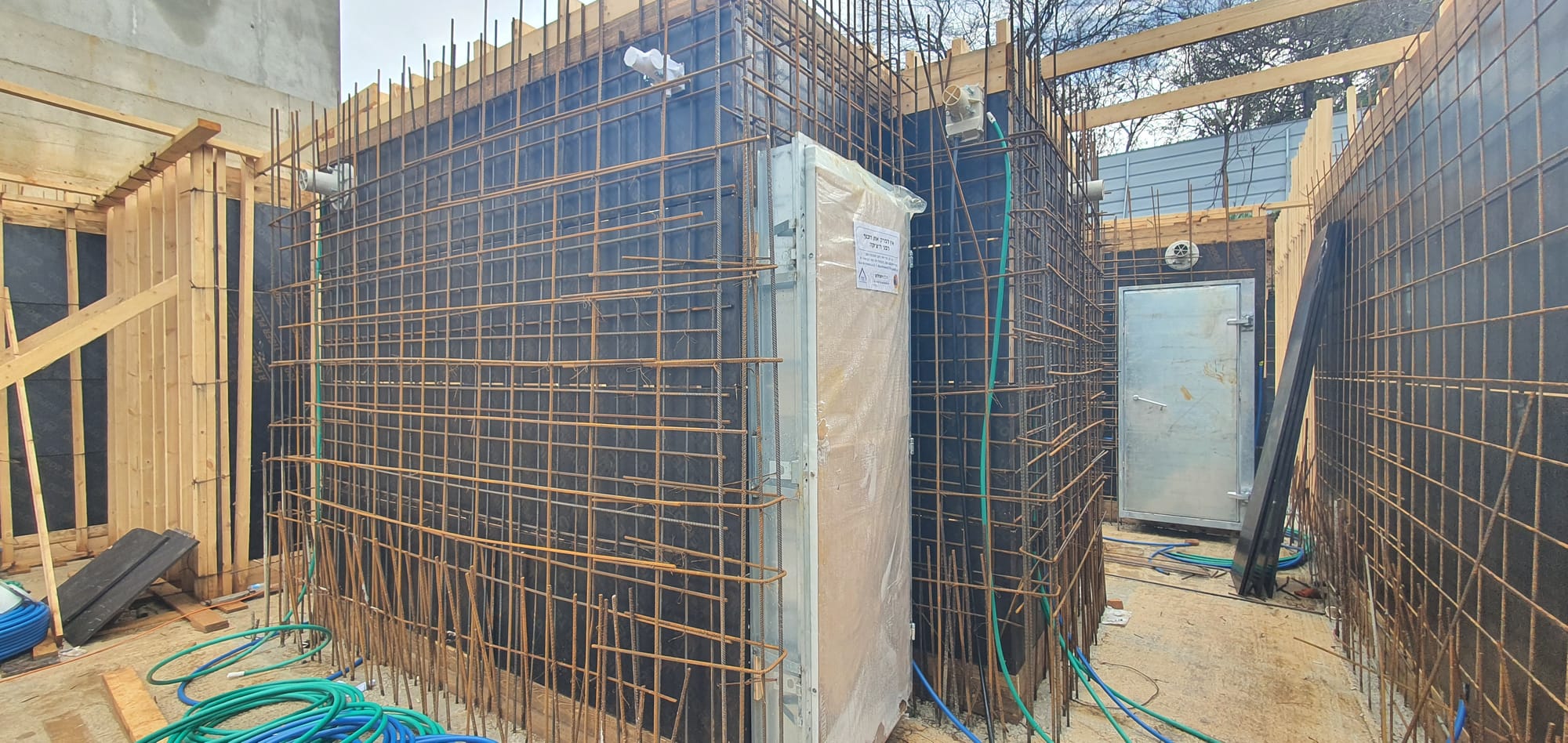 בנית שלד בית דו משפחתי ברעננה