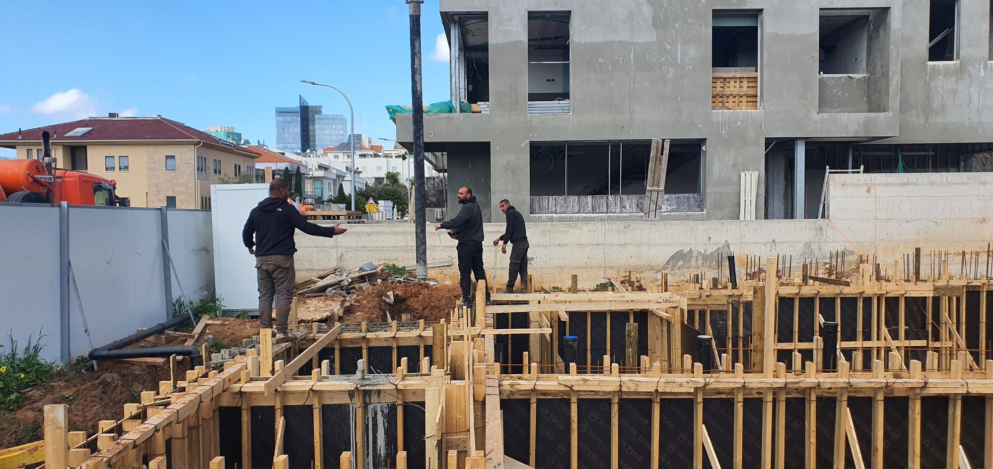 בנית שלד בית דו משפחתי ברעננה