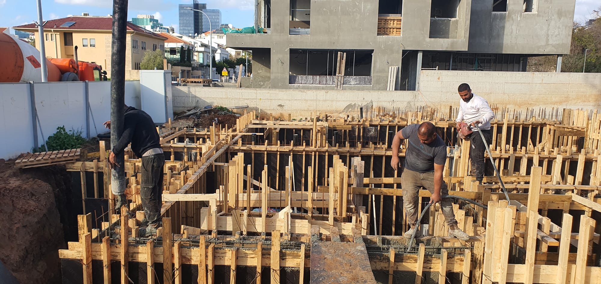 בנית שלד בית דו משפחתי ברעננה