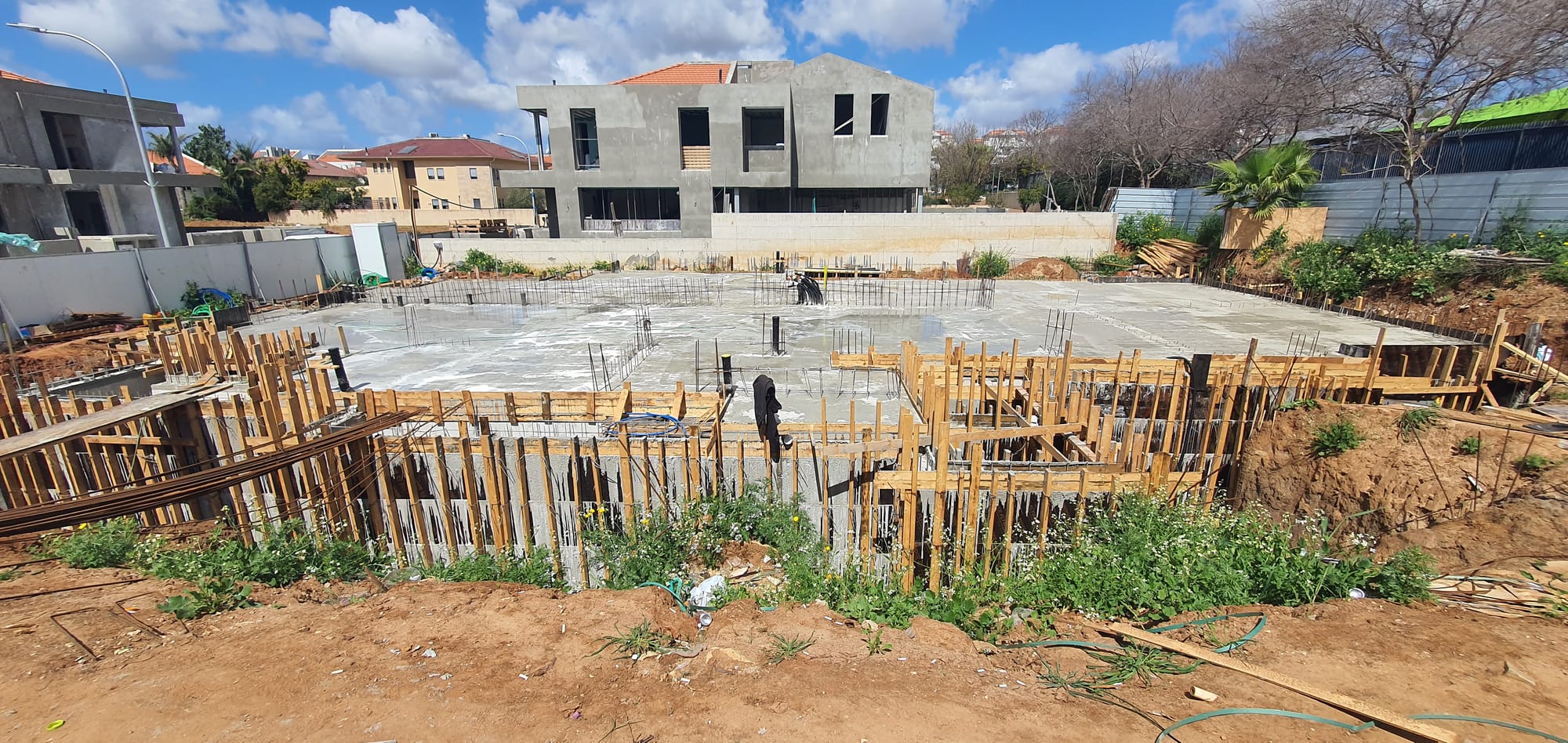 בנית שלד בית דו משפחתי ברעננה