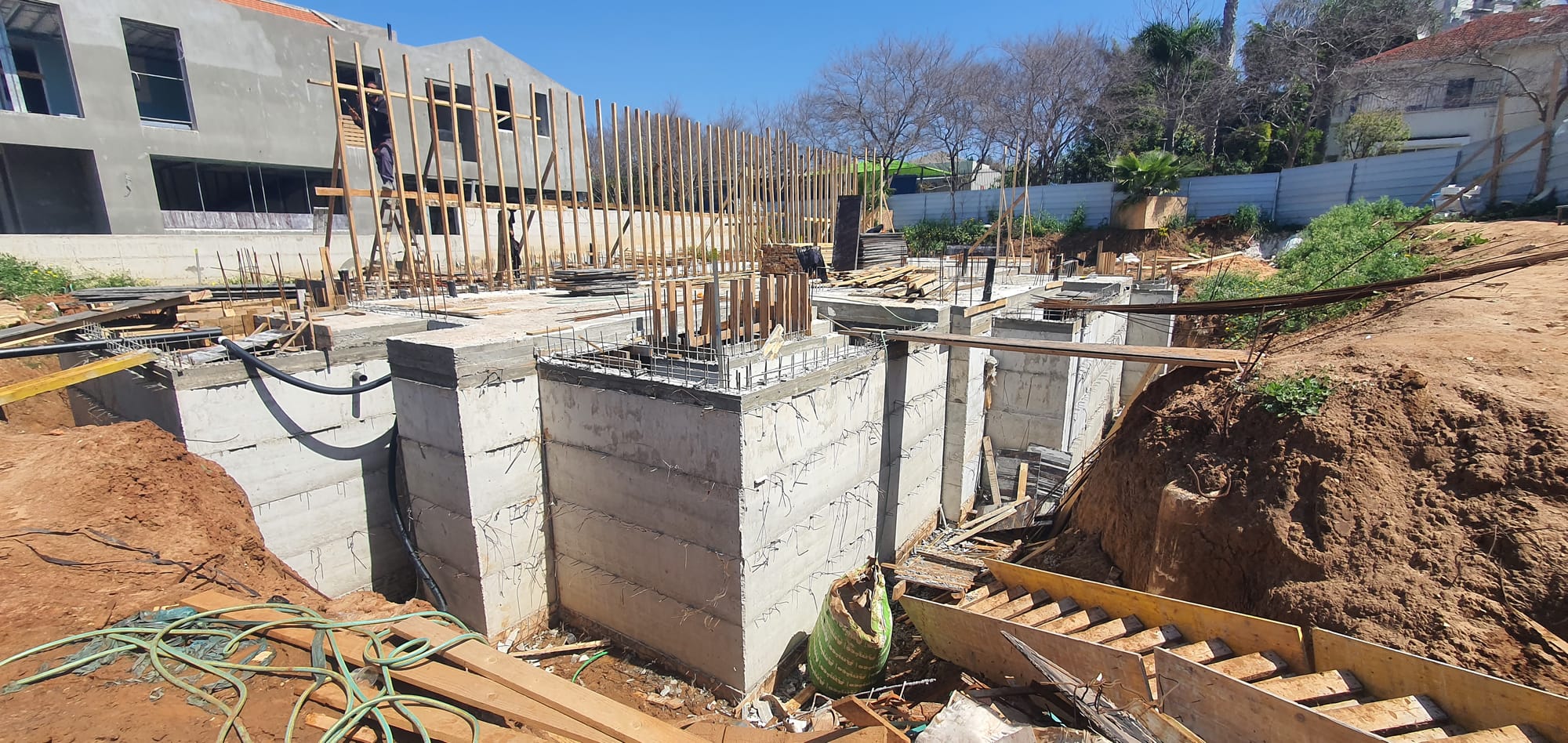 בנית שלד בית דו משפחתי ברעננה