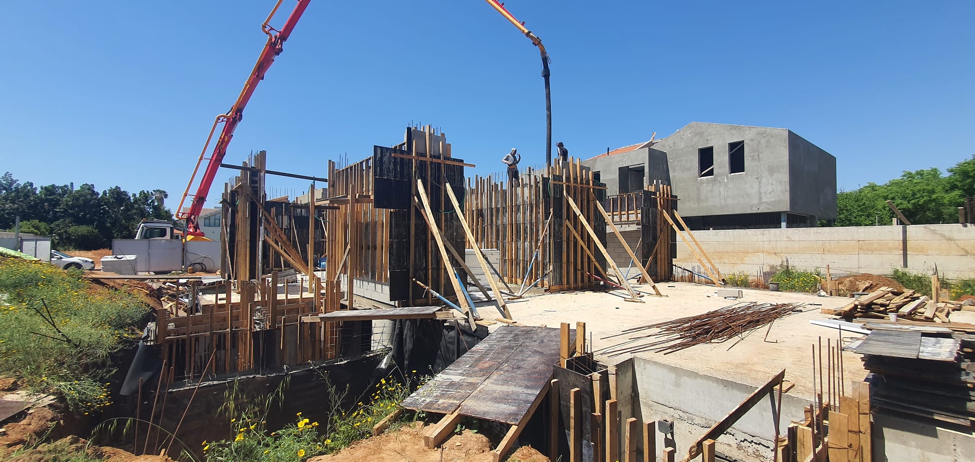 בנית שלד בית דו משפחתי ברעננה