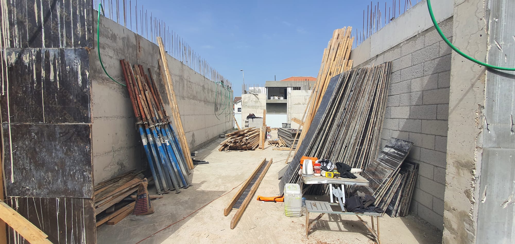 בנית שלד בית דו משפחתי ברעננה