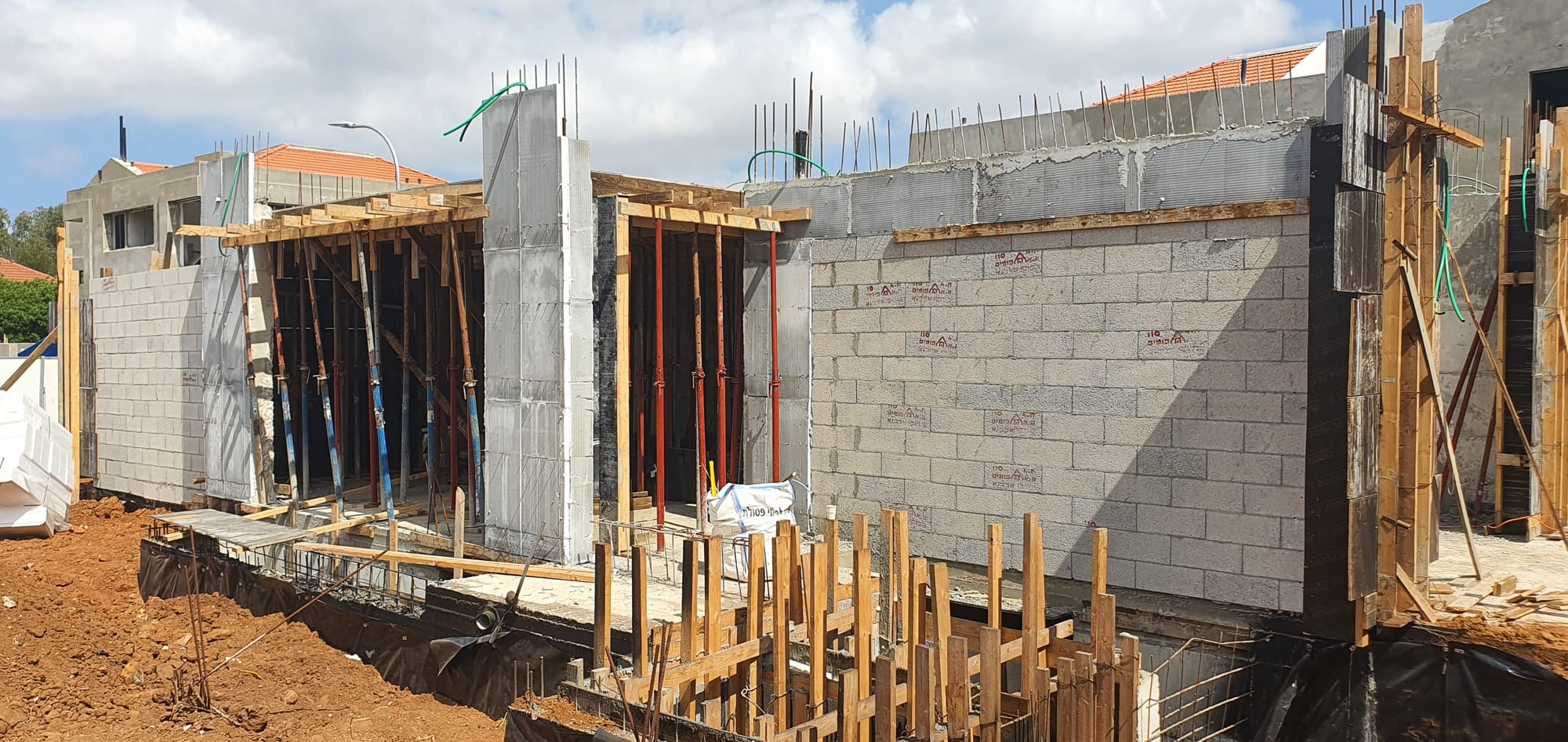 בנית שלד בית דו משפחתי ברעננה