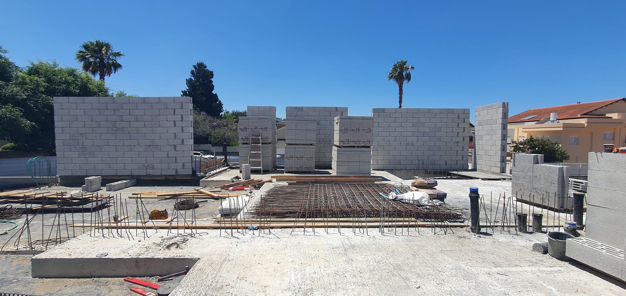 בנית שלד בית דו משפחתי ברעננה